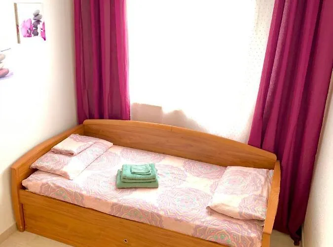 Félix De La Fuente *